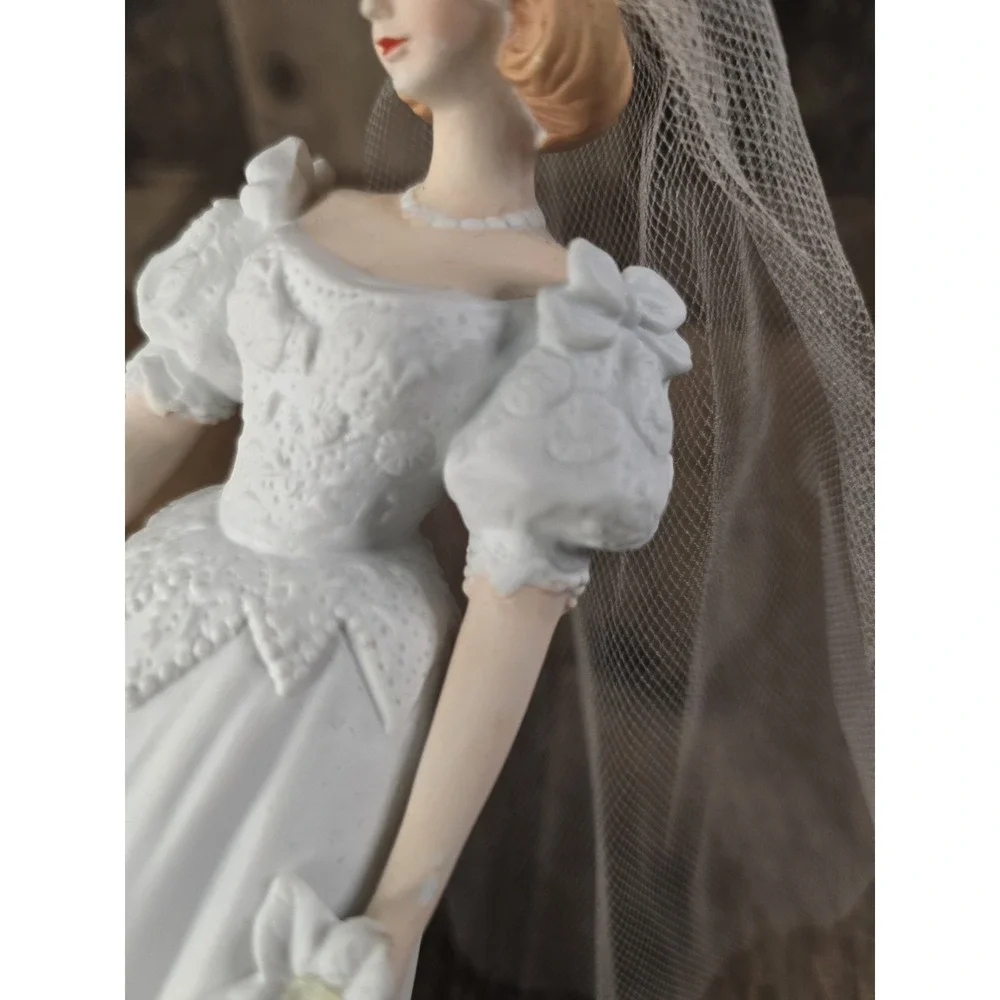 Vintage House of Lloyd 1991 Porcelain Bride Figurine White Wedding Gown Veil 9in
